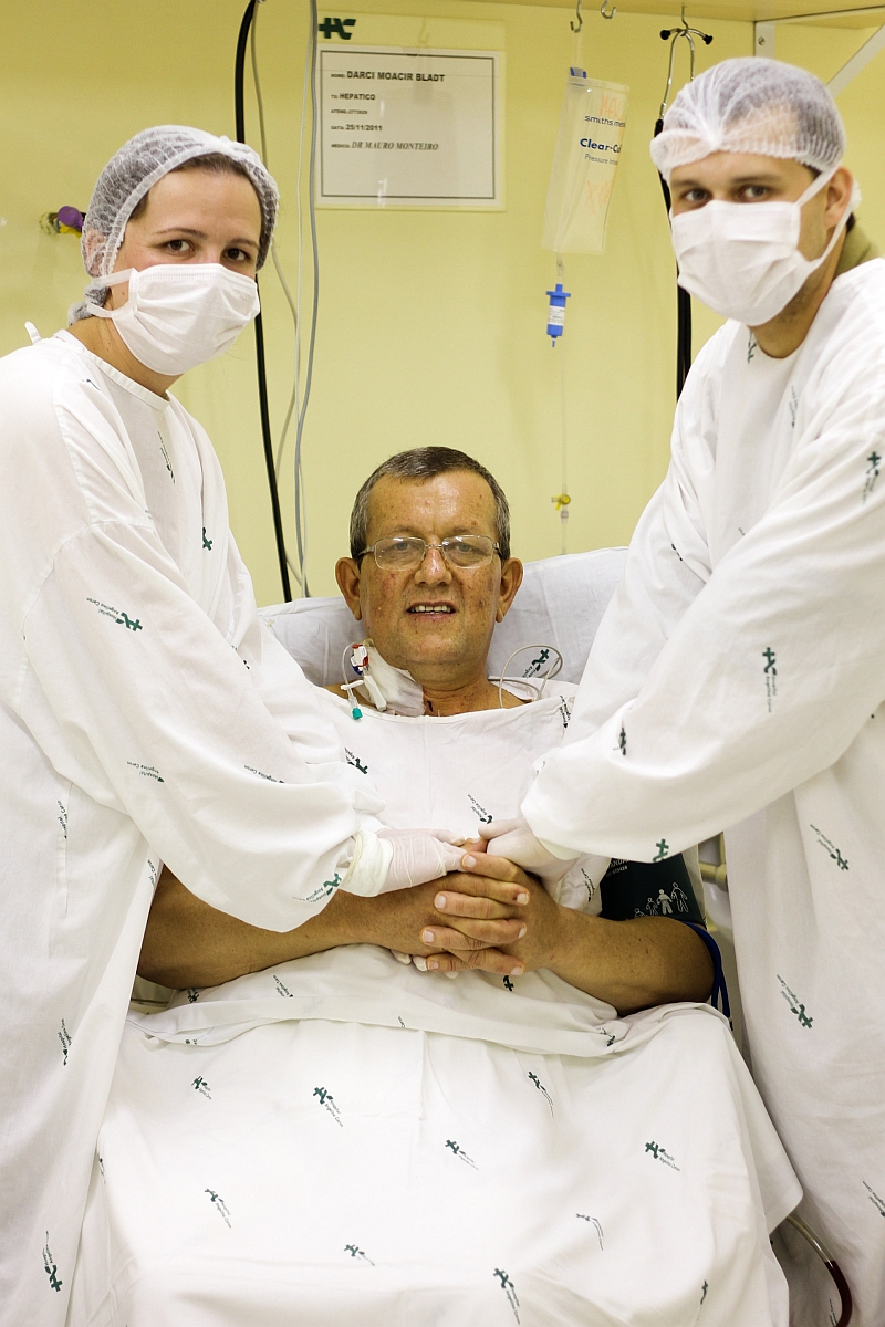 Darci Bladt com a sobrinha Julian e seu filho Nathanael: operação inédita com partes unidas do fígado ajudou a salvar a vida dele | Divulgação