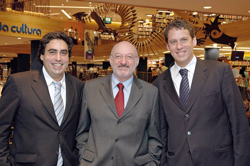 Pedro Herz entre seus filhos Fábio e Sérgio: família que sempre investiu no poder da palavra escrita | Fotos: Divulgação