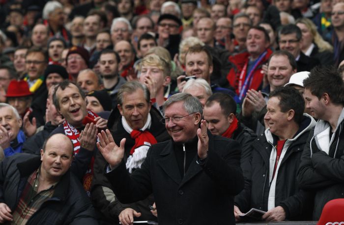 Torcida canta parabéns a Ferguson antes da derrota do Manchester United para o Blackburn | Phil Noble / Reuters