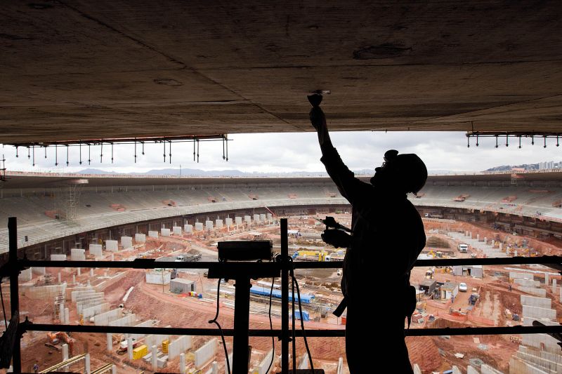 Obras na maioria dos estádios, como o Mineirão, seguem em ritmo intenso: os palcos são o menor problema do Brasil na organização da Copa de 2014 | Pedro Silveira/AFP