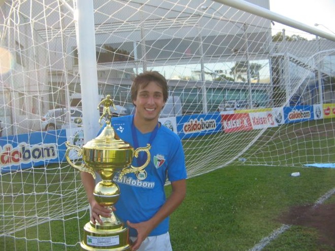 Leonardo Gruber, autor do gol do título do Trieste, exibe a taça de campeão | 