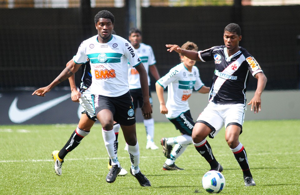 Volante Guaraci é um dos jogadores da base que deve subir para o profissional do Coxa em 2012 | Marcelo Campos / FGF