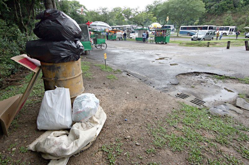 Apesar do grande movimento, o Zoológico ainda tem acesso esburacado, poucas vagas públicas de estacionamento e lixo | Felipe Rosa/Gazeta do Povo