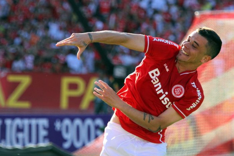 O argentino D´Alessandro comemora com a torcida o gol de pênalti que levou o Internacional à Libertadores | Marcos Nagelstein/ Vipcomm