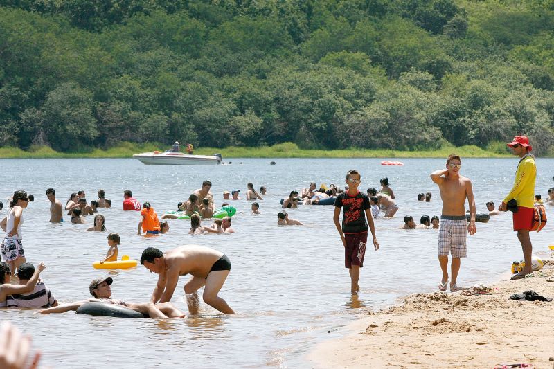 Em Itaipulândia, balneário localizado na beira da represa de Itaipu reúne centenas de pessoas nos fins de semana | Fotos: Hugo Harada/ Gazeta do Povo