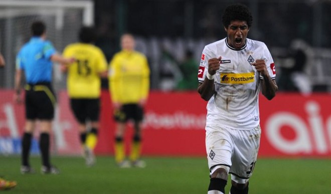 O brasileiro Dante comemora o gol do Mönchengladbach contra o Dortmund no empate por 1 a 1 que tirou os dois da ponta da tabela |