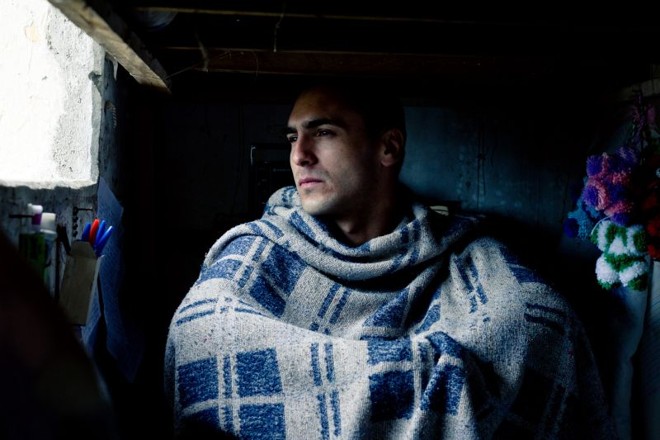 O ator Andrew Knoll vive um presidiário no curta A Fábrica: contrariando expectativas | 