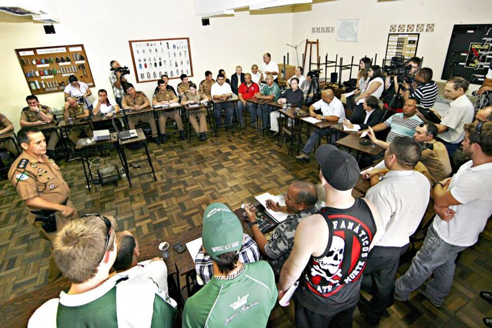 Torcedores organizados se reuniram ontem com o comando da Polícia Militar: esquema rigoroso para evitar que as cenas de violência que marcaram o rebaixamento do Coxa em 2009 se repitam | Albari Rosa/ Gazeta do Povo