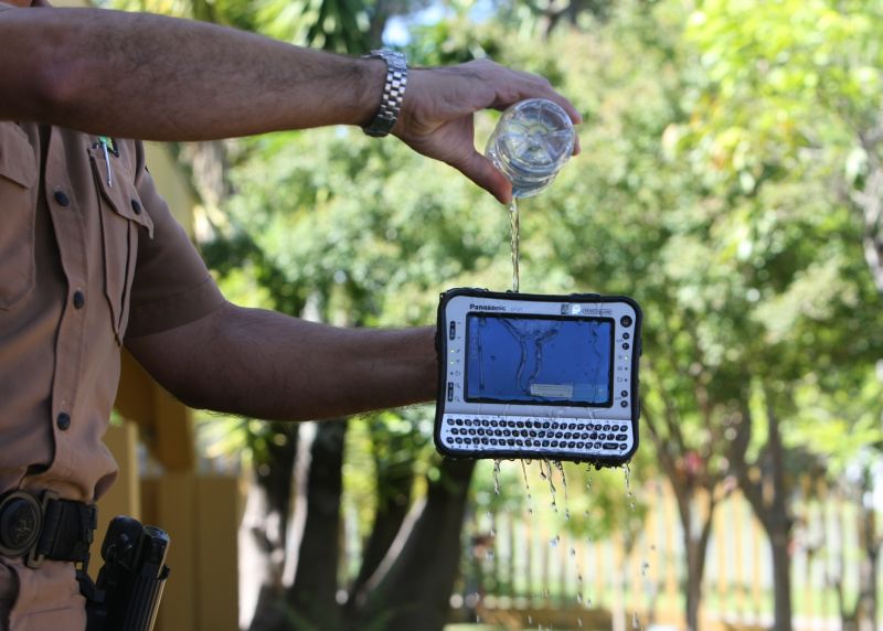 Tablet que será usando pela Polícia Rodoviária Estadual é um dos mais resistentes do mercado e custou R$ 20 mil | Aniele Nascimento / Agência de Noticias Gazeta do Povo