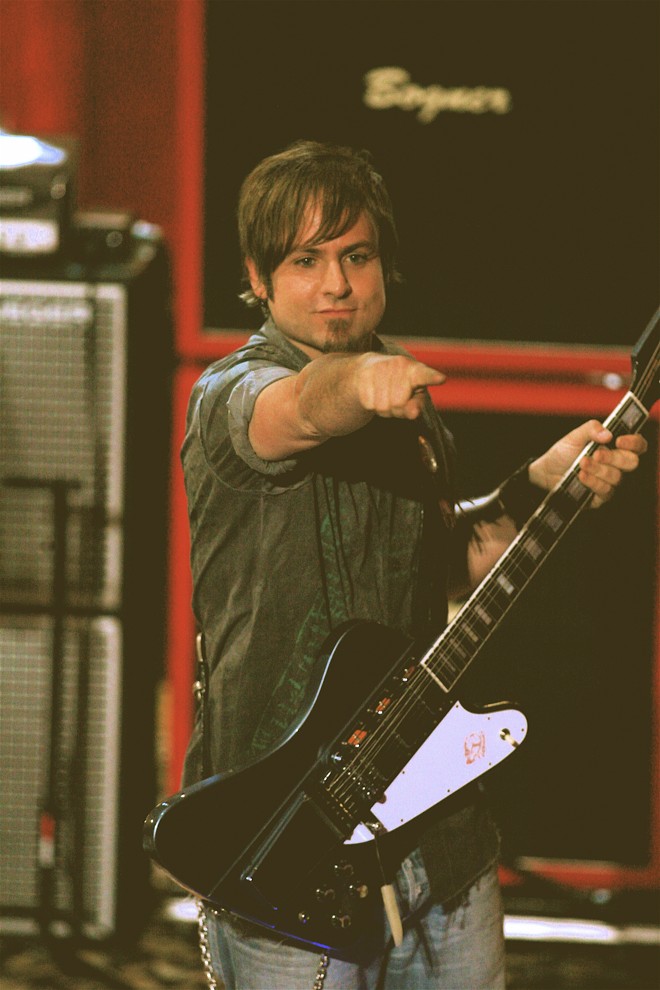 O músico ganhou notoriedade ao participar das duas edições do programa Rockstar, onde foram escolhidos vocalistas das bandas INXS e Supernova | 