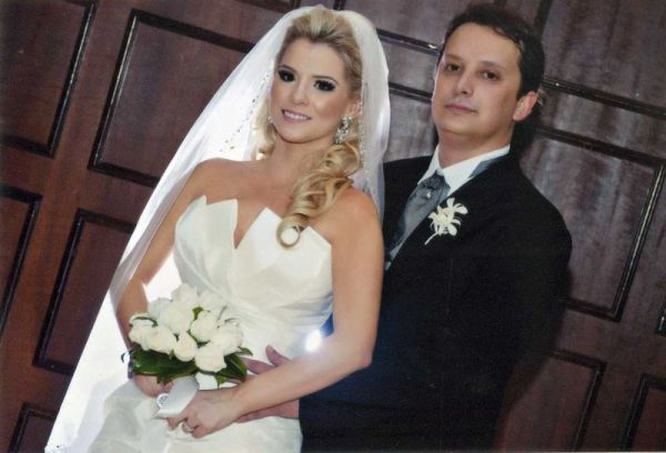 CASAMENTO DE DESTAQUE- Paulo Fernando e Manuela ele filho de Maria do Carmo (Athayde) e Carlos Alberto Guimarães; e ela, filha de Gracinha (Guimarães) e Paulo Bettega casaram-se em bela cerimônia no Graciosa Country Club, local também da requintada recepção. Na foto, o jovem casal Paulo e Manuela |