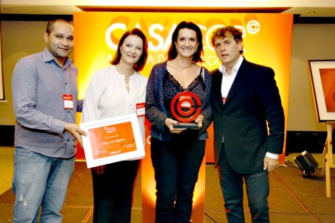 Marina Nessi (ao centro), franqueada da Casa Cor Paraná, recebeu na última segunda-feira o diploma e troféu Destaque Revista em São Paulo. A revista da Casa Cor paranaense foi eleita a melhor publicação de 2011 entre todas as franquias. O troféu foi entregue pelo presidente da Casa Cor, Angelo Derenze, e Silvana Lorenzi, diretora nacional de franquias |