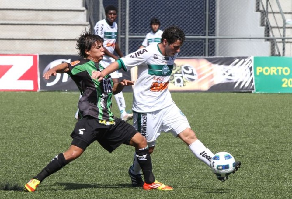 Rafael Kneif tenta se livrar da marcação do América-MG: Coxa dominou, mas levou gol no último minuto | Divulgação Coritiba