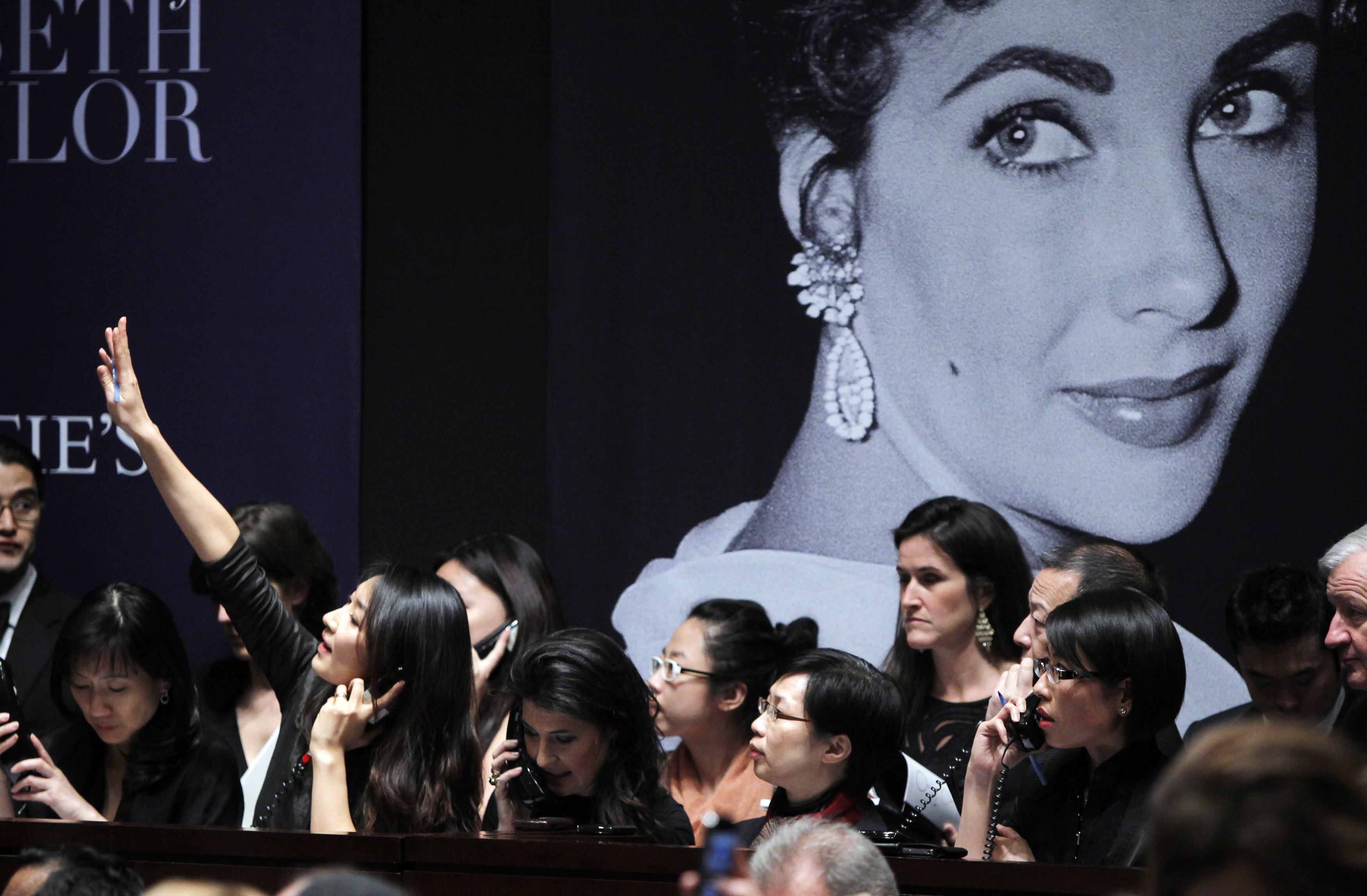 Leilão de joias da atriz Elizabeth Taylor, em Nova York | REUTERS/Carlo Allegri