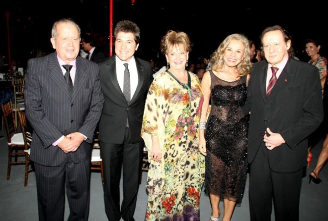 Iolanda e Fernando Marcondes receberam cerca de 700 convidados para a elegante festa em comemoração aos 20 anos do Costão do Santinho Resort Golf & SPA nesta terça-feira, em Florianópolis. Entre as atrações estavam o cantor Daniel, que fez aplaudidíssima apresentação em dueto com o pianista Arthur Moreira Lima, e os alunos da Escola do Balé Bolshoi do Brasil, dançando o Bolero de Ravel. Na foto, Daniel entre os anfitriões e Margareth Garrett, esposa de Arthur (ambos à dir.) |