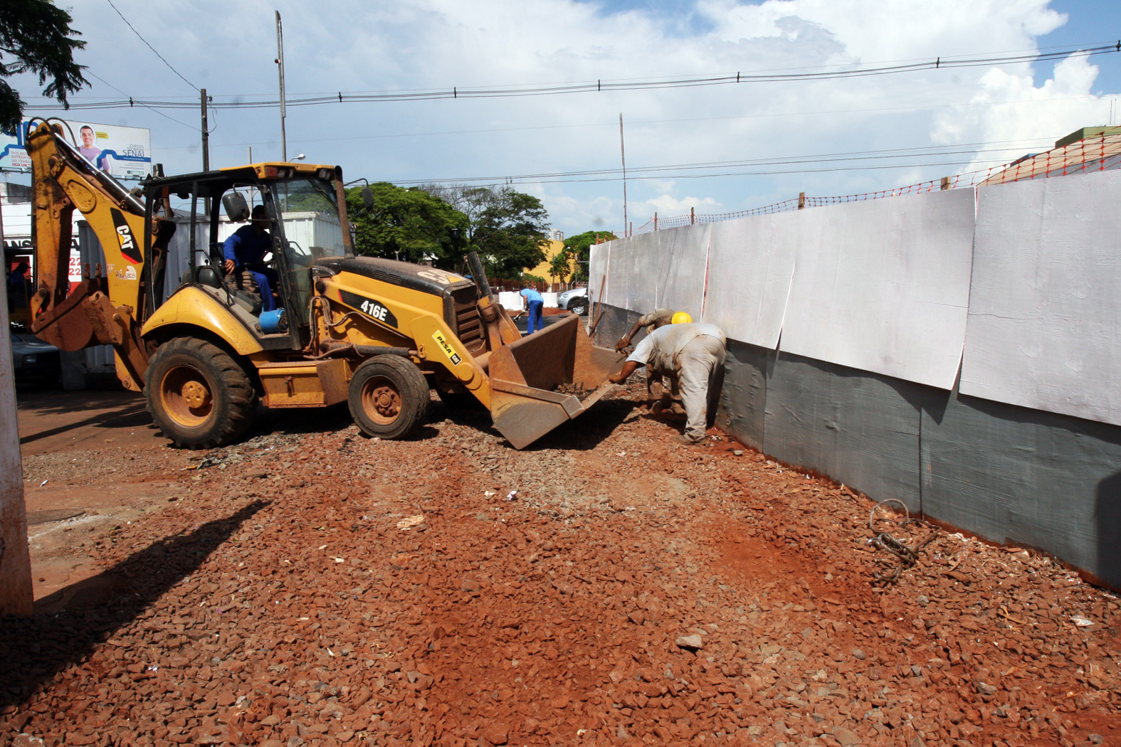 Nesta quarta-feira (21), parte do desvio ferroviário construído entre a Avenida Paraná e a Rua Arlindo Planas já havia sido retirada, possibilitando a complementação do asfalto | Divulgação - Assessoria PMM