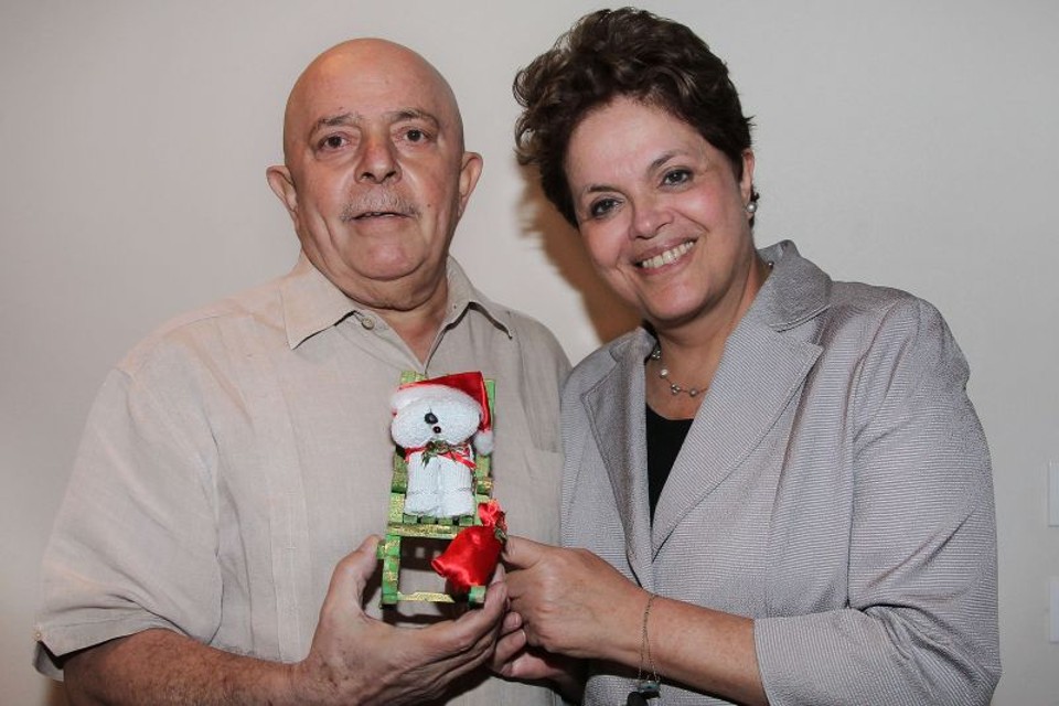 Dilma entrega presente de Natal para Lula | AFP