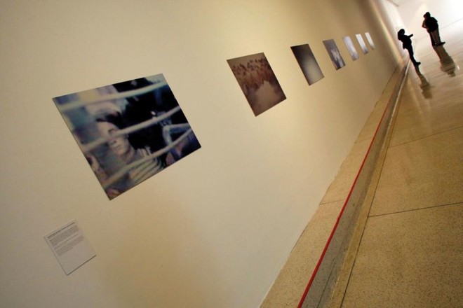 Série de fotos de Arthur Tuoto criticam a espetacularização da violência pela mídia |