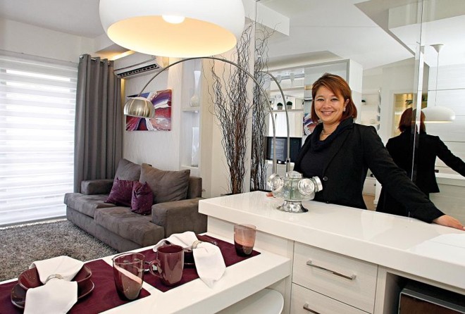 A arquiteta Vanessa Akemy Pereira sonha com o apê de 34 metros quadrados que comprou no Lifespace Sete de Setembro, visitando o decorado |