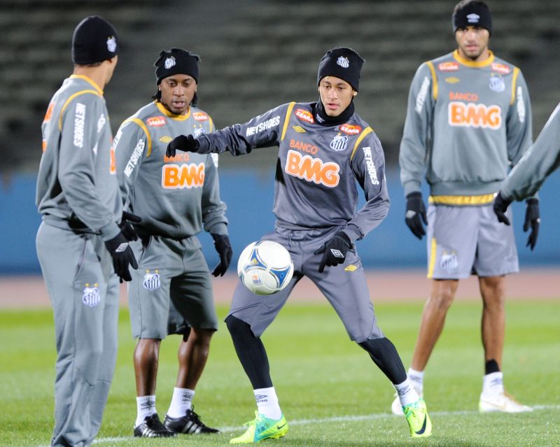 Santos enfrentou muito frio no treino desta sext-afeira (16) no Japaõa | AFP