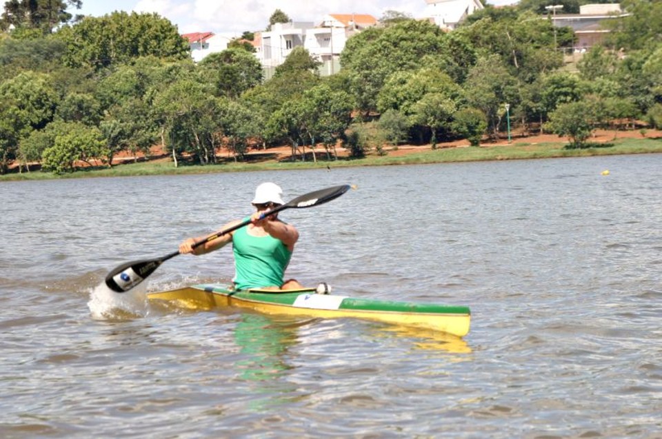 O cascavelense Roberto Maehler, ouro no Pan do Rio e bronze em Guadalajara, treina no Lago Municipal de Cascavel: atleta insinua uma ruptura com a confederação para poder ter mais estrutura de treino | Marcelino Duarte/ Divulgação