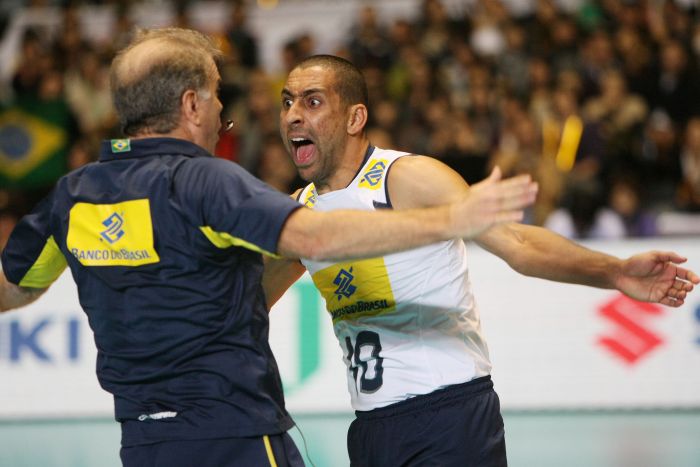 Bernardinho e o líbero Serginho se abraçam para comemorar a suada classificação brasileira a Londres | FIVB/ Divulgação