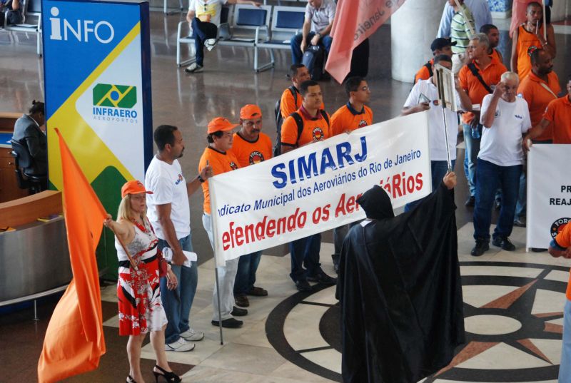 Aeroviários protestaram ontem no aeroporto de Congonhas, em São Paulo | Adriano Ishibashi/Folhapress