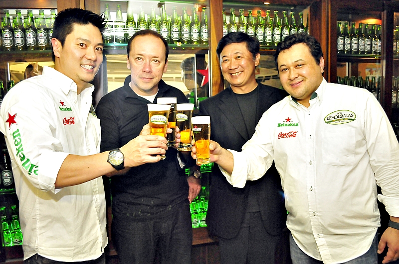 Márcio Minoru (à esq.) e Leandro Teixeira (à dir.), donos do bar Aos Democratas, brindam com Marcos Thomaz, diretor da Heineken para a Região Sul, e Eduardo Tubosaka, diretor comercial da Spaipa, a parceria com a Heineken e a Coca-Cola. A festa de comemoração foi nesta terça-feira | Priscilla Fiedler