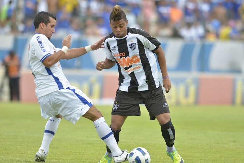 O atacante André, do Atlético-MG, recebe a marcação do cruzeirense Victorino: goleada será investigada | Douglas Magno/ Vipcomm