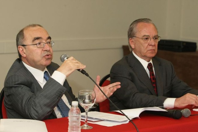 Cid Campêlo Filho e Antônio Carlos Bettega na entrevista coletiva desta terça: oposição entrou na Justiça para obter informações da contratação do atacante uruguaio | 