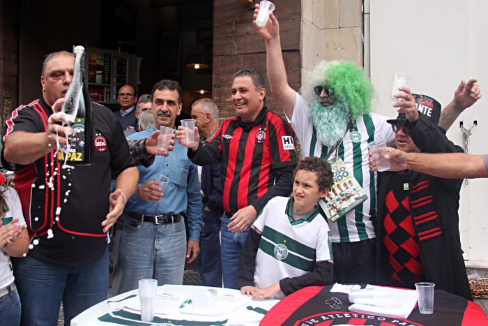 Torcedores de Coritiba e Atlético pedem paz no clássico em encontro na Boca Maldita que teve até brinde simbólico | Walter Alves/ Agência de Notícias Gazeta do Povo
