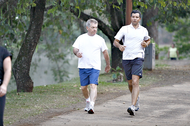 Exercício em parque em Londrina: pesquisa aponta benefícios de caminhar | Antônio Costa/ Gazeta do Povo