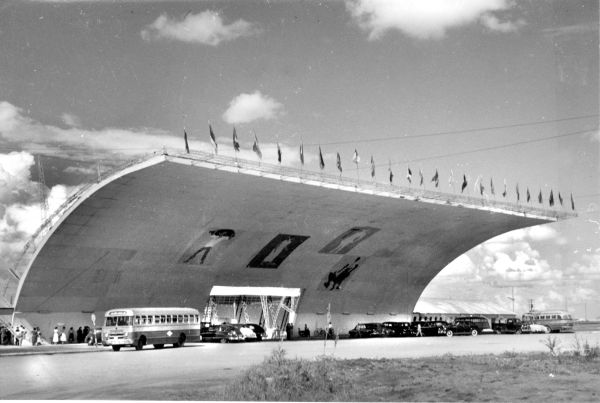 Portal da entrada da Exposição Mundial do Café no Centenário do Paraná, em 1853. Hoje no local está posicionado o portão de entrada do Colégio Militar de Curitiba | Acervo histórico CD