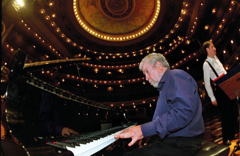 Freire no Teatro Municipal do Rio de Janeiro, mesmo palco da apresentação que lhe rendeu a fama de menino-prodígio | Roberto Price/ Folhapress