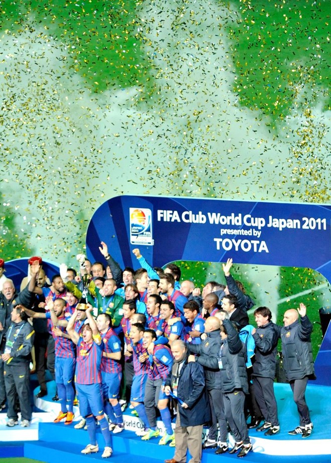 Puyol levanta a taça de campeão mundial. Pela segunda vez na história o Barcelona chega ao topo | 
