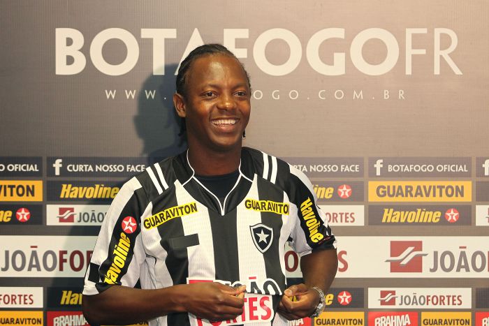 O meia Andrezinho, de 28 anos, assinou contrato de três anos com o Botafogo | Satiro Sodré/ AGIF