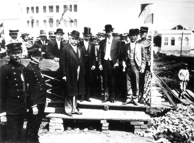 Foto do dia da colocação da pedra fundamental da UFPR, incluída no site | Reitoria UFPR/Coleção Cid Destefani