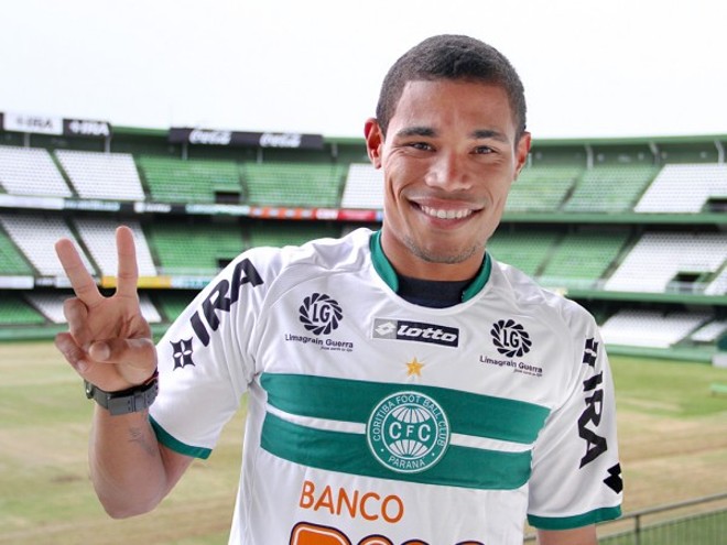 Volante Júnior Urso terá que disputar posição com Léo Gago e Willian no Coritiba | 