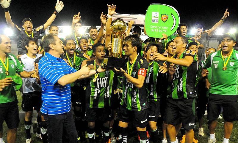 Os jogadores do América-MG comemoram com a taça na mão o título inédito para a equipe | Marcelo Campos / FGF