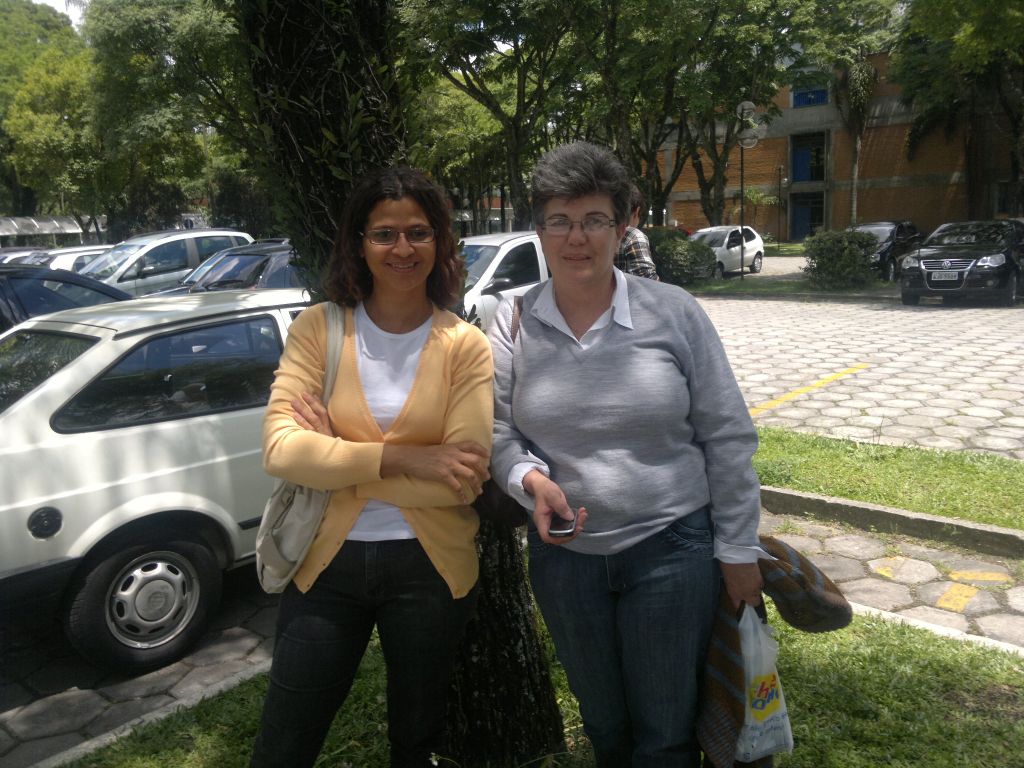 Maria de Lourdes e Maria Helena Herrero acabam de se conhecer e aguardam juntas os filhos no câmpus da PUCPR | Jônatas Dias Lima/Gazeta do Povo