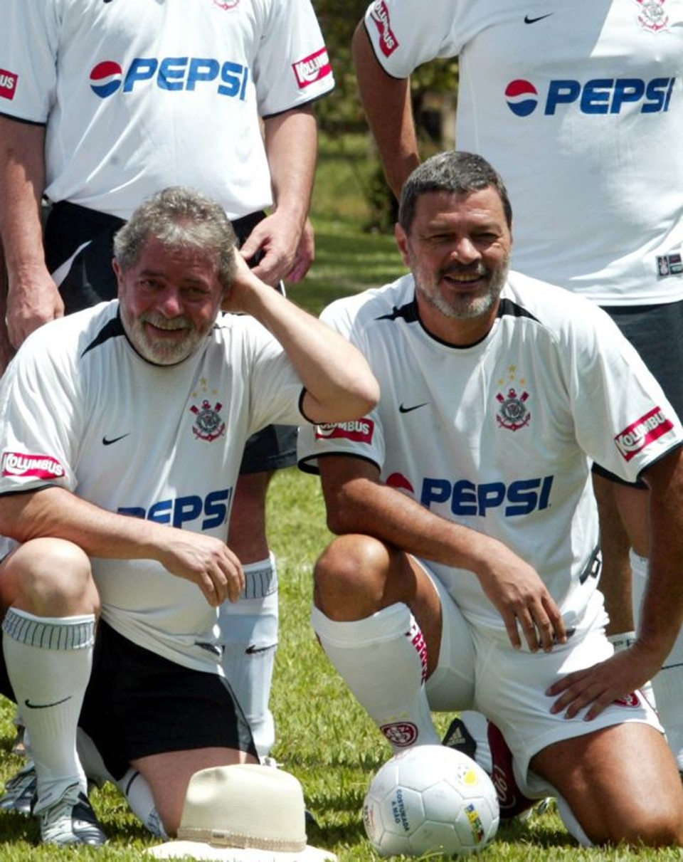 Sócrates ao lado do ex-presidente Lula: os dois unidos pelo Corinthians | Reuters