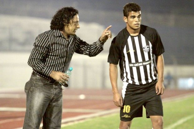 Como presidente do Grêmio, Aurélio chegou até a assumir o comando técnico, o que não impediu a equipe de permanecer na terceira divisão estadual | Arquivo / Ivan Amorin