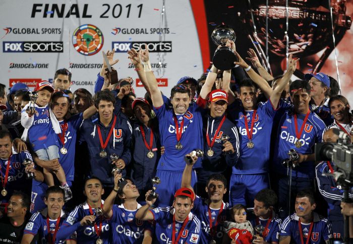 Jogadores da Universidad comemoram o primeiro gol da vitória sobre a LDU na final da Sul- | Reuters