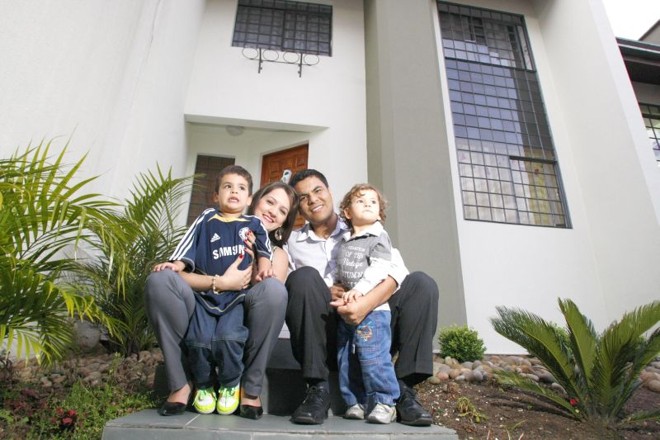 Ricardo, 32 anos, a esposa Débora, 30, e os filhos estão prontos para uma nova mudança: meta é comprar um sobrado com quintal |