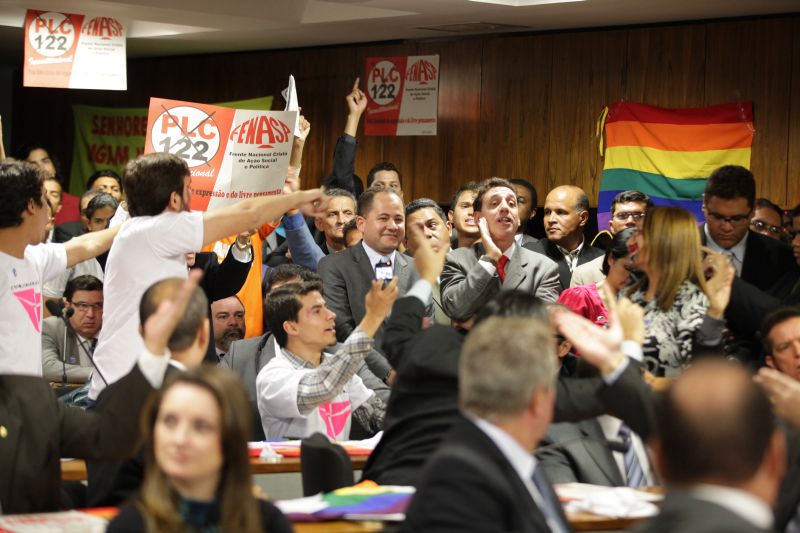 Manifestantes protestam durante debate sobre projeto que pune discriminação de homossexuais, promovido pela comissão de Direitos Humanos e Legislação Participativa (CDH) do Senado | Lia de Paula / Agência Senado