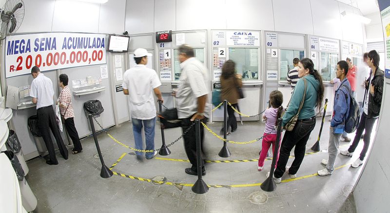 Lotéricas no Centro de Curitiba já exibiam prêmio maior, mas previsão até ontem ainda era de R$ 170 milhões | Daniel Castellano/Gazeta do Povo