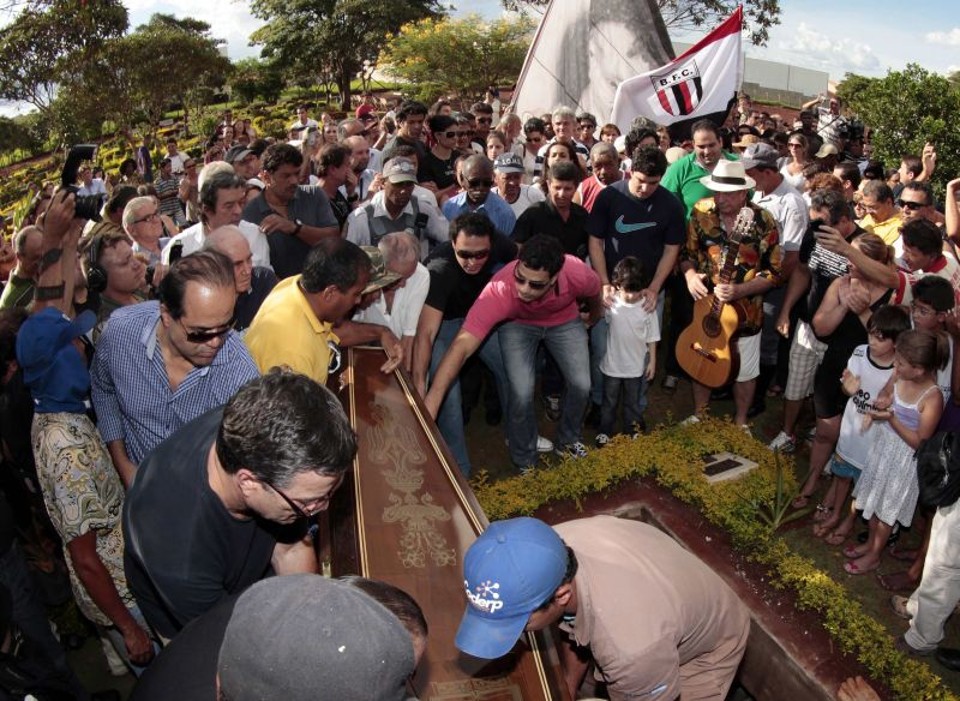 Sócrates foi enterrado em Ribeirão Preto | Fabio Codato / Reuters