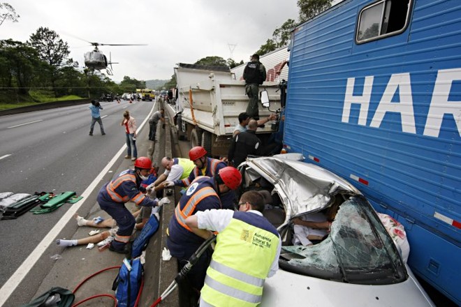 Um dos pontos críticos da BR-376, que liga Curitiba a Santa Catarina, fica na Serra do Mar, sentido Florianópolis. Na foto, acidente ocorrido em novembro deste ano |