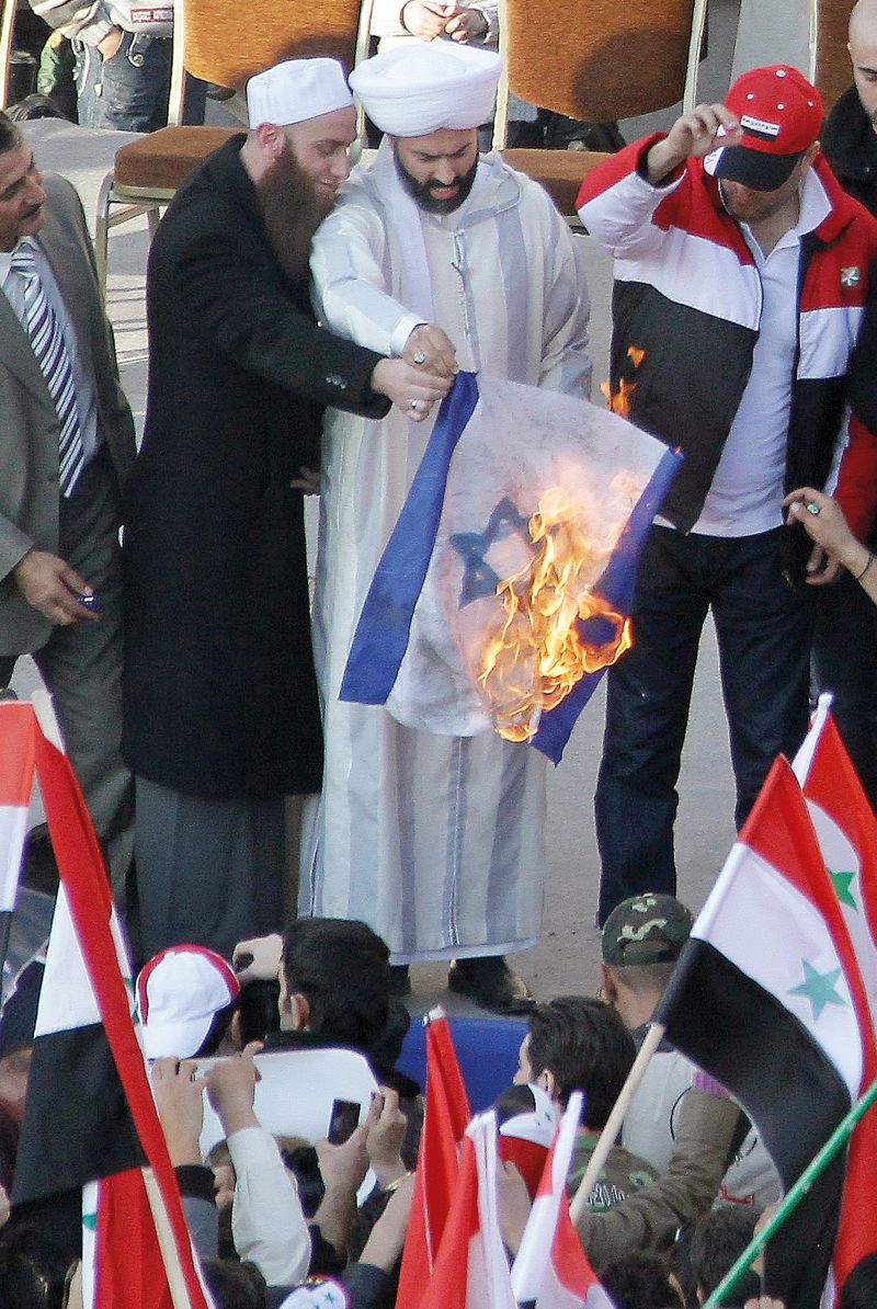Cléricos muçulmanos queimam bandeira de Israel durante protesto em Damasco, capital síria | Louai Beshara/AFP