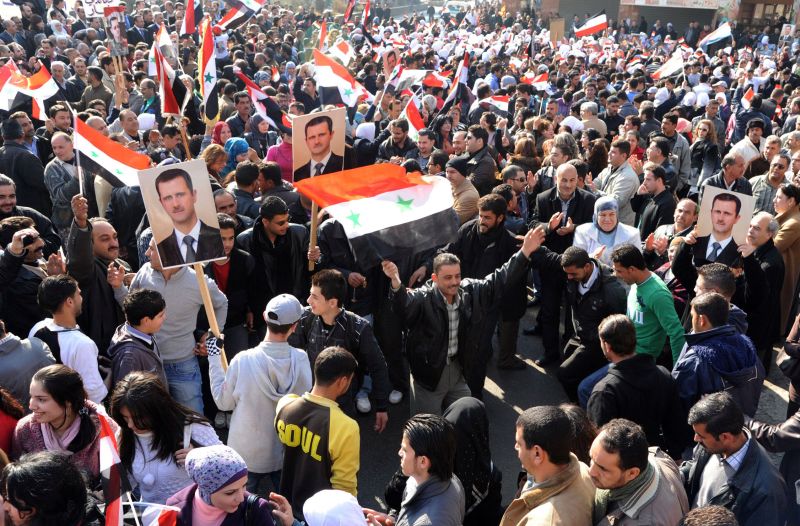 Mesmo com a acusação apresentada pela ONU de que crimes contra a humanidade são cometidos na Síria, grupos a favor do presidente Bashar al-Assad vão às ruas em defesa do regime do ditador | AFP/Sana